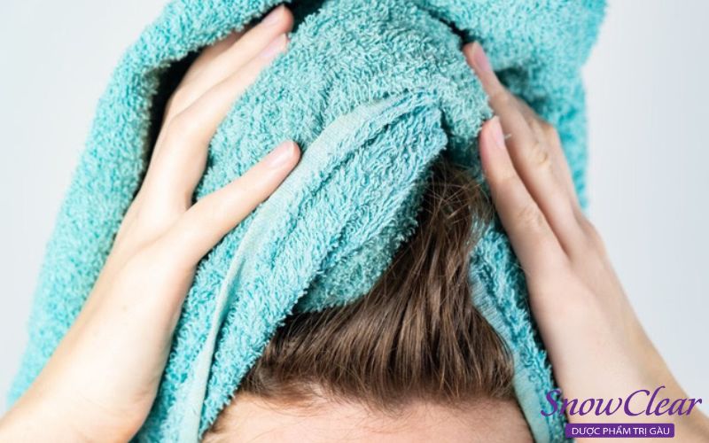  Lau khô tóc bằng khăn hoặc sấy tóc ở chế độ mát