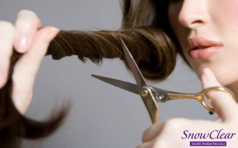 Tỉa hoặc cắt bỏ những phần tóc uốn bị khô xơ