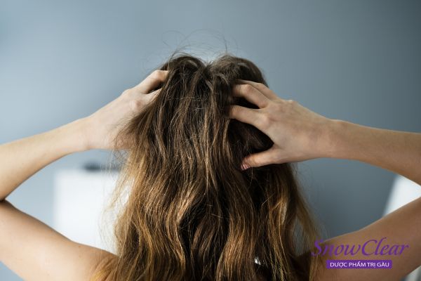 Nếu tình trạng nhuộm tóc bị ngứa da đầu kéo dài thì bạn cần đi khám bác sĩ 