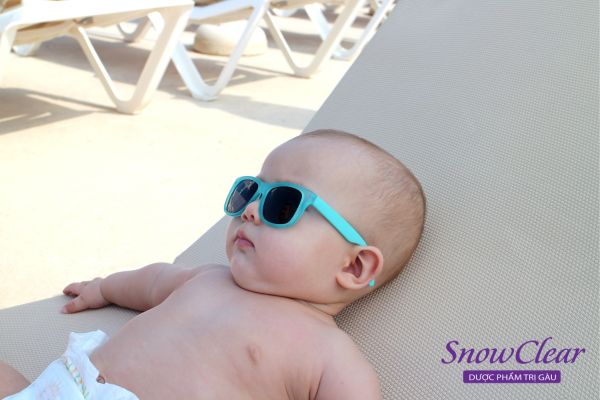 Tắm nắng là phương pháp tốt nhất giúp cung cấp vitamin D cho bé 