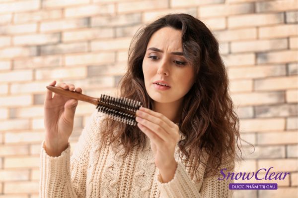 Tóc rụng nhiều hơn chứng tỏ tóc bạn đã bắt đầu vào mùa rụng tóc