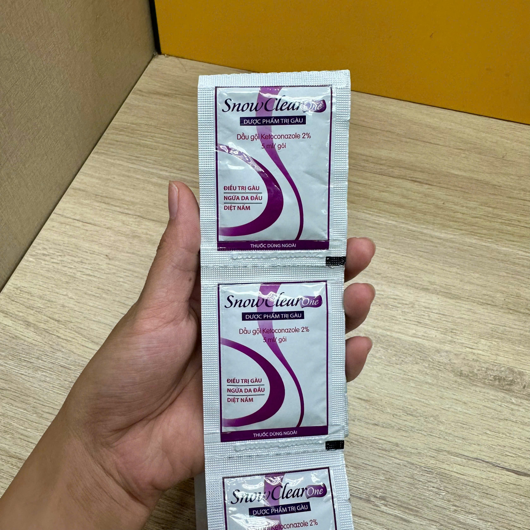 Dầu gội trị gàu SnowClear One hộp 50 gói 5ml